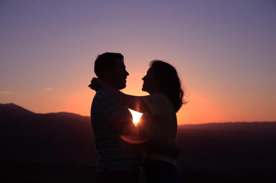 Silueta de la pareja al atardecer