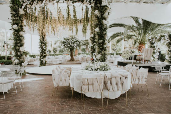 Salón con flores colgantes